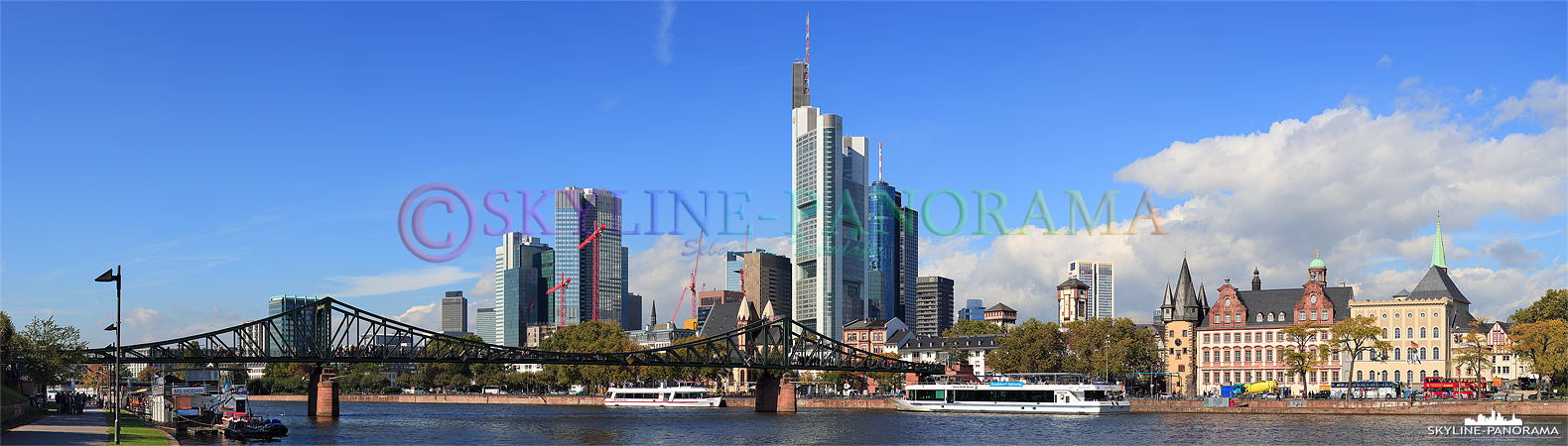 Skyline Panorama - Die Hochhäuser von Frankfurt am Main zusammen mit dem historischen Eisernen Steg vom Mainufer aus gesehen, die Aufnahme entstand an einem schönen Spätsommertag im September 2012. 