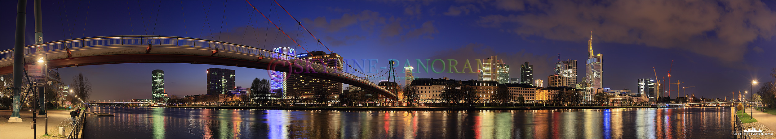 Panorama Bilder - Blick vom Frankfurter Museumsufer auf den Holbeinsteg und die hell erleuchtete Skyline der Mainmetropole.