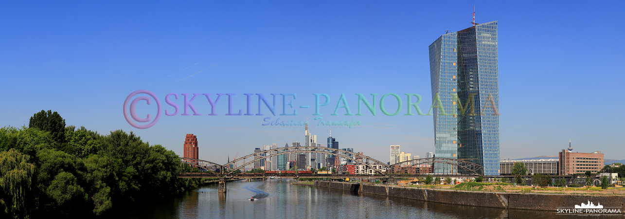  Panorama Bilder - Der Neubau der Europäischen Zentralbank auf dem Gelände der alten Großmarkthalle mit der Frankfurter Skyline im Hintergrund.  