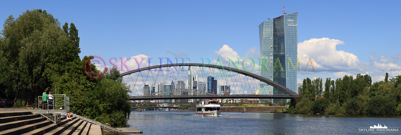 Blick vom Ruderdorf - Die neue Skyline von Frankfurt am Main mit der Europäischen Zentralbank und der neu errichteten Osthafenbrücke. 