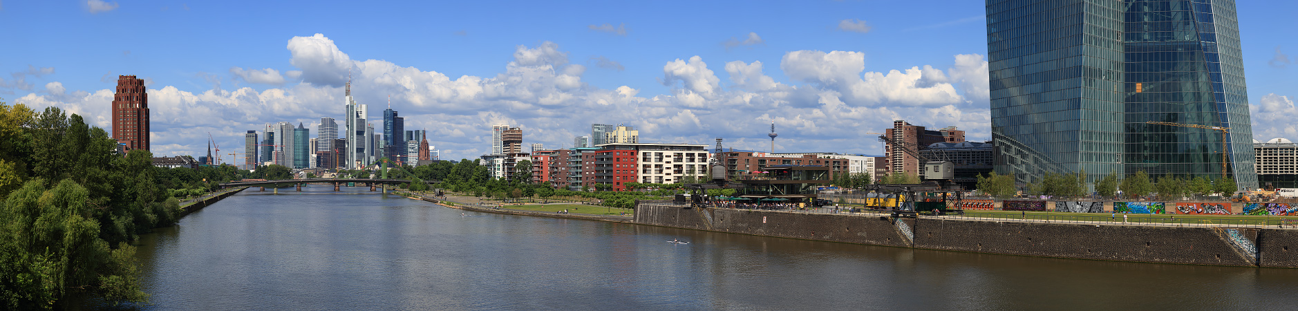 Skyline mit großer Auflösung - Dieses Panorama der Frankfurter Skyline zeigt den Blick von der Deutschherrnbrücke, es hat im Original eine maximale Auflösung von 11.337 x 47.324 Pixel und ist somit sehr gut für einen Abzug mit mehreren Meter Länge geeignet. 