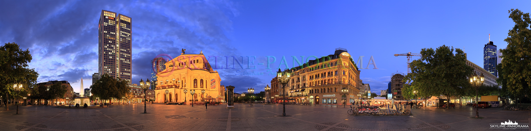 Panorama Alte Oper - Der Frankfurter Opernplatz mit der historischen Alten Oper und dem alles überragenden Opernturm als Panorama zur Blauen Stunde.