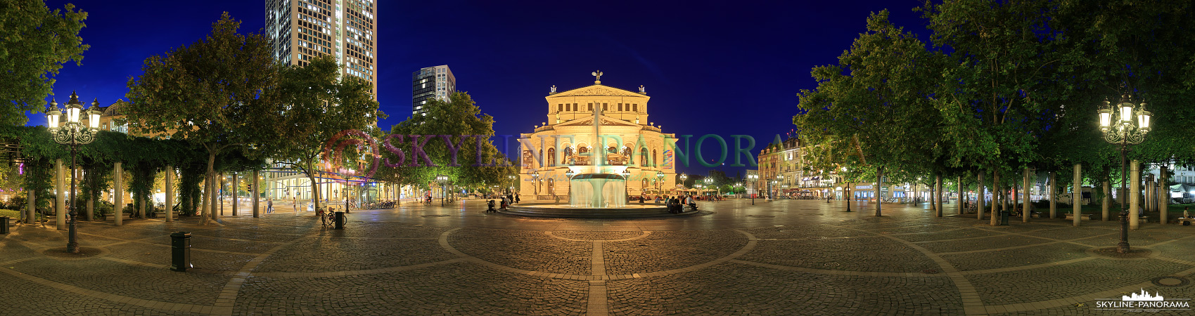 Panorama Bilder Frankfurt - Die historische Frankfurter Alte Oper mit dem Lucae-Brunnen als Panorama zur Blauen Stunde aufgenommen. 