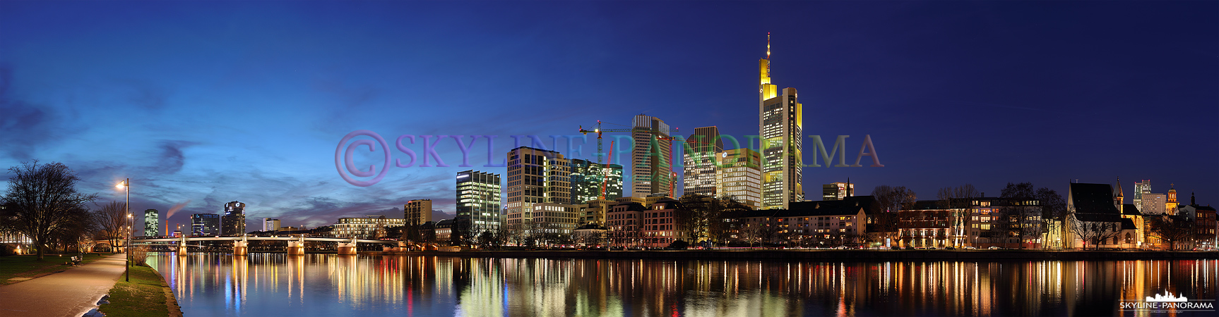 Skyline Bilder – Die Frankfurter Skyline im Winter 2016 vom Mainufer zwischen Untermainbrücke und Eisernem Steg aus gesehen. 