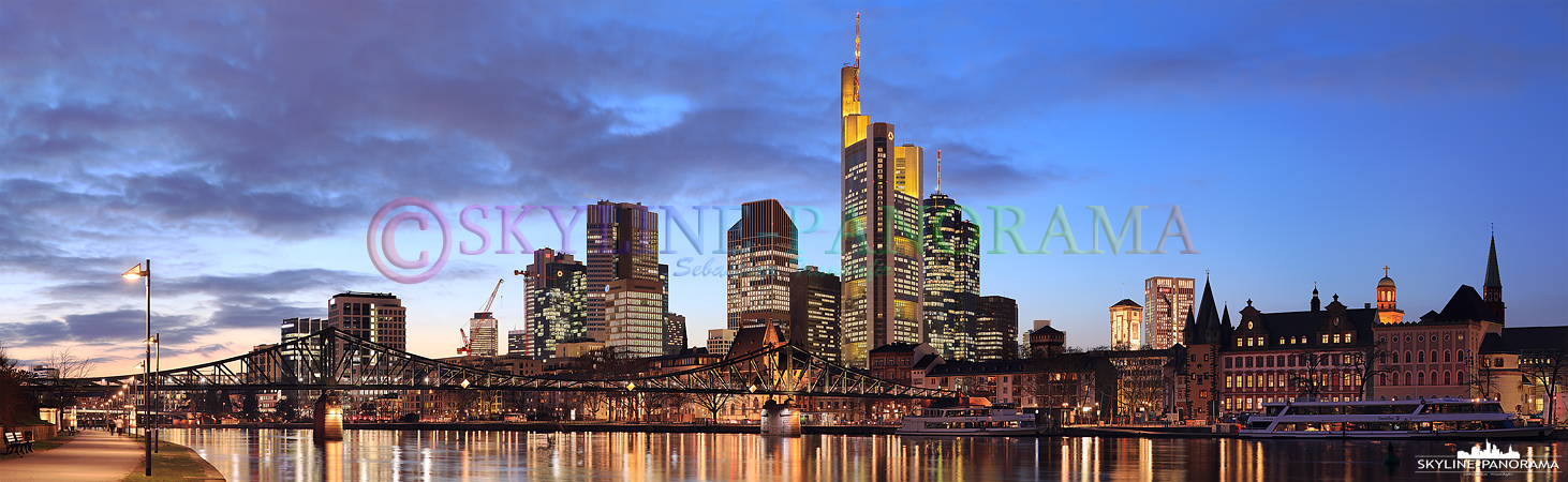 Frankfurt am Mainufer - Blick auf die Frankfurter Skyline mit Eisernem Steg, aufgenommen vom Sachsenhäuser Mainufer. 