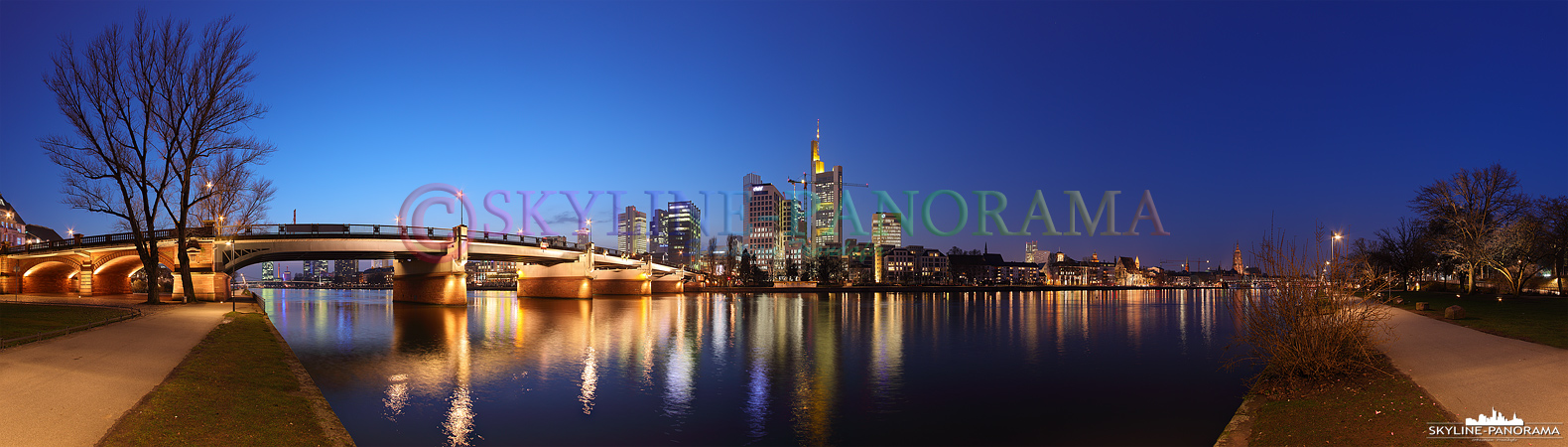 Bilder aus Frankfurt - Das Abendliche Panorama der Frankfurter Skyline zur Blauen Stunde mit der Untermainbrücke vom Mainufer aus gesehen. 