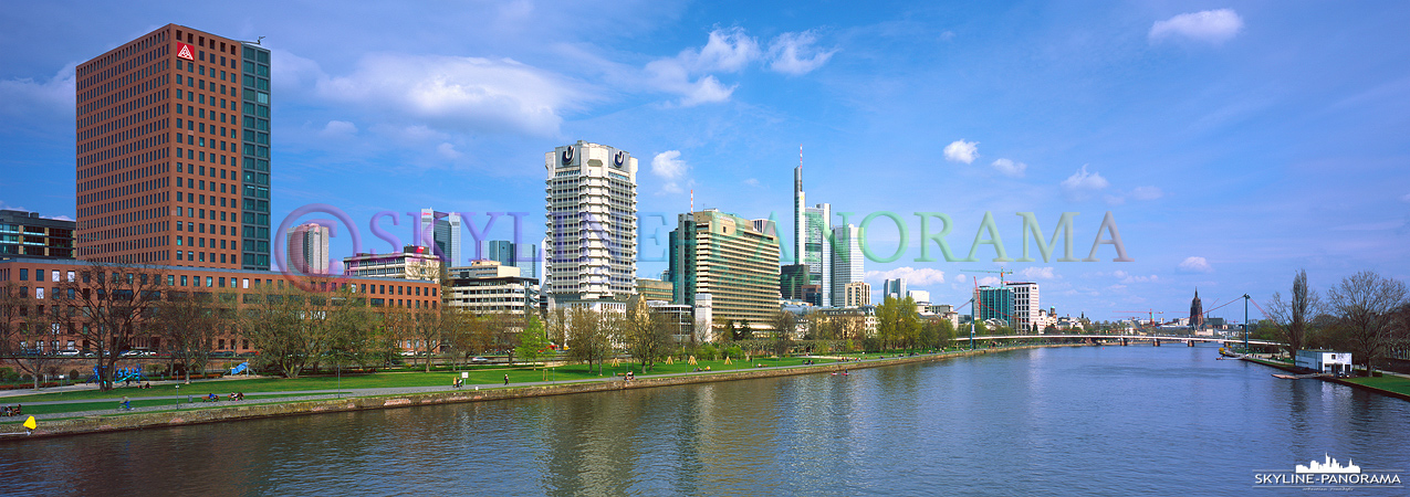 Das Panorama auf die Skyline von Frankfurt am Main im Frühling 2016 von der Friedensbrücke aus gesehen - Panorama im Format 6x17