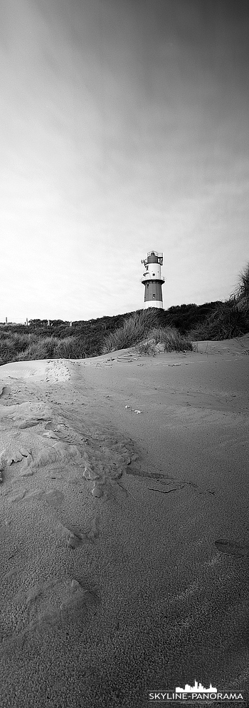 Nordsee Panorama - Der elektrische Leuchtturm von Borkum als hochkant Panorama auf Schwarzweißfilm von Ilford. 