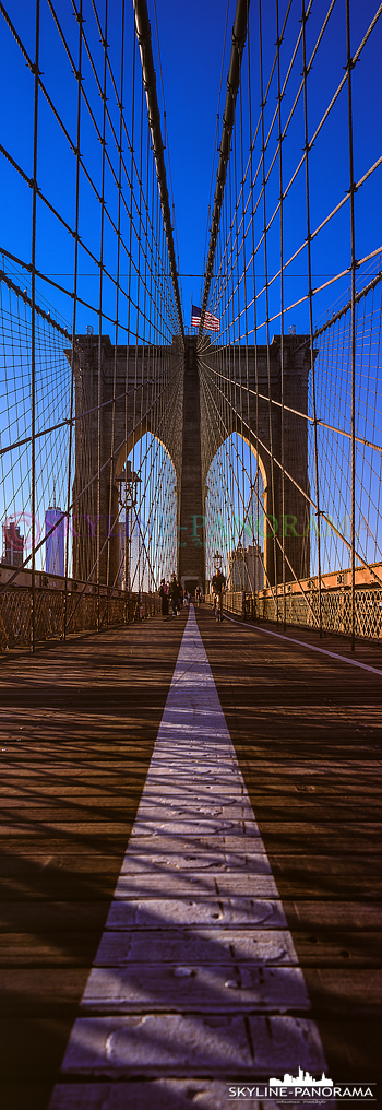 New Yorker Brooklyn Bridge - Das New Yorker Wahrzeichen als vertikal Panorama.