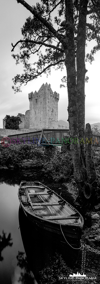 Panorama Irland - Ross Castle im Killarney-Nationalpark im Westen Irlands als vertikales 6x17 Panorama auf Schwarzweißfilm von Ilford festgehalten.