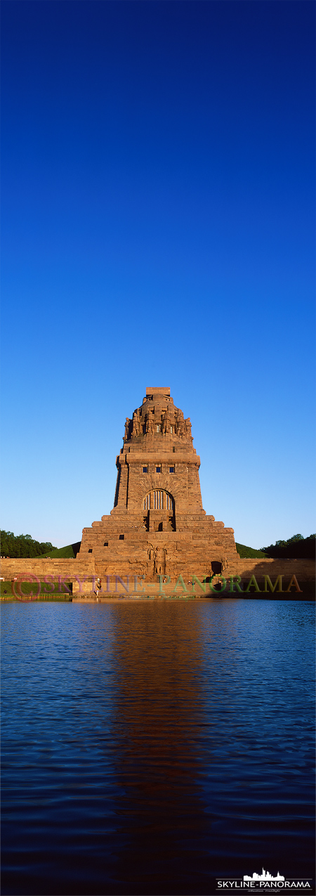 Das Völkerschlachtdenkmal von Leipzig zum Sonnenuntergang als Panorama im Hochkantformat. Die Aufnahme wurde mit einer Fotoman Professional Panoramakamera auf Dia-Rollfilm im Format 6x17 aufgenommen, zum Einsatz kam der hochauflösende Landschaftsfilm Fuji Velvia 50. 