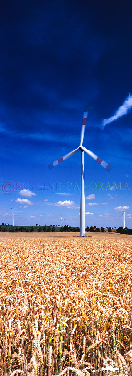 Windkarftanlagen auf einem Getreidefeld bei Hettstadt als hochkant Panorama im Format 6x17.