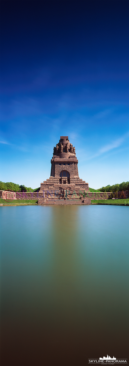 Das Völkerschlachtdenkmal in Leipzig als Langzeitbelichtung auf Fuji Velvia 50 Rollfilm.