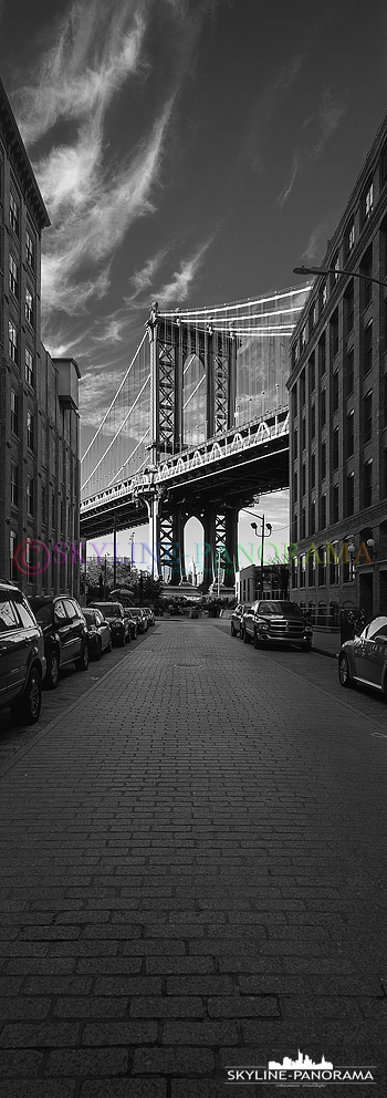 New York 6x17 vertikal Panorama - Die bekannte Ansicht der Manhattan Bridge von der Washington Street aus gesehen. 