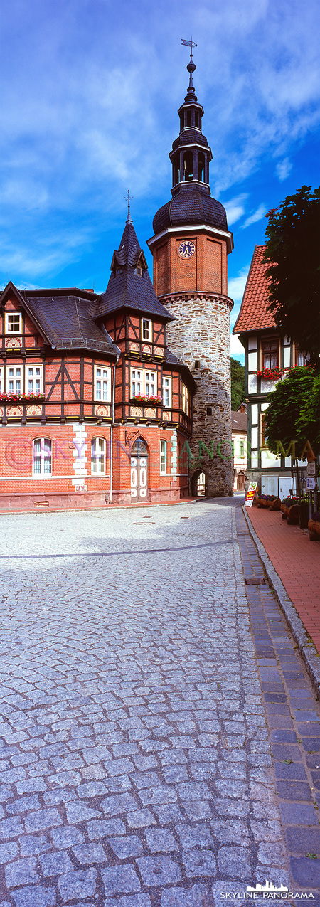 6x17 aus der Region Harz - Der Markt von Stolberg im Harz mit dem Saigerturm als vertikal Panorama.