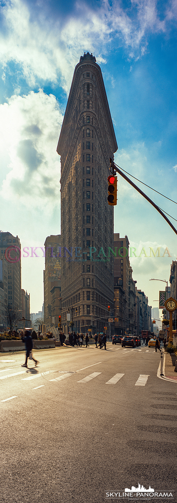 New York vertical - Einer der frühen und bekanntesten Wolkenkratzer der New Yorker Skyline ist das historische Flatiron Building. Hier ist das 87m Hohe Gebäude als vertikales Panorama zu sehen.