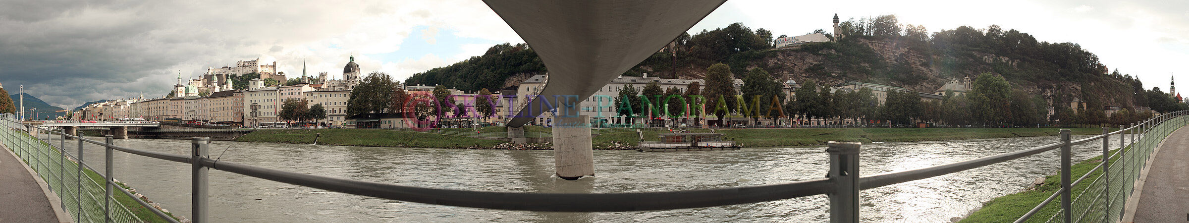 Die Altstadt von Salzburg vom Elisabethkai aus gesehen mit Standpunkt unter dem Makartsteg der an dieser Stelle über die Salzach führt. 