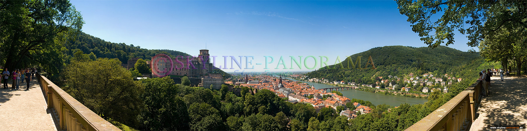 Panorama von Heidelberg - Die Altstadt von Heidelberg mit dem Schloss aus dem Schlossgarten gesehen.