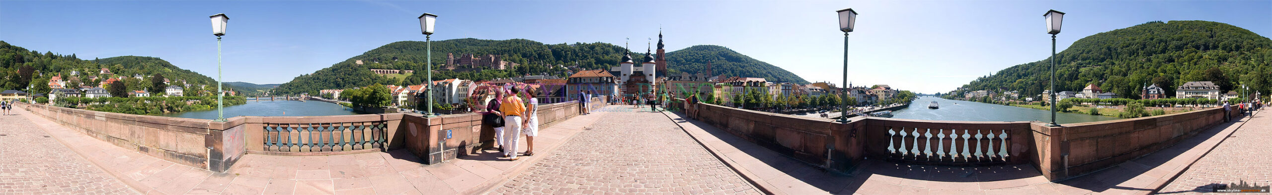 Bilder aus Heidelberg - 360° Panorama von der Karl-Theodor-Brücke in Heidelberg, sie ist besser bekannt als "Alte Brücke", am Ende ist das bekannte und historische Brückentor zu sehen. 