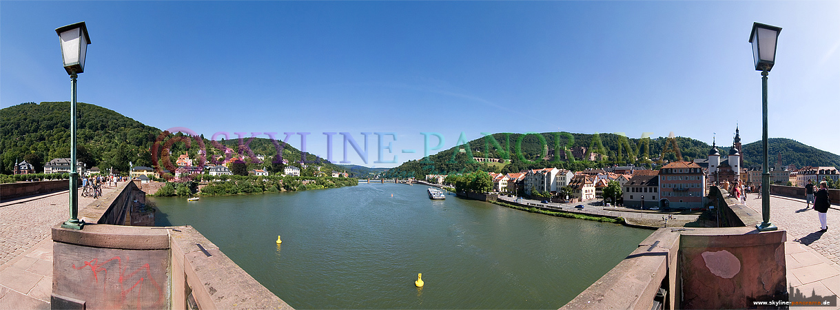 Panorama Bild von der Alten Brücke aus in Richtung Heidelberger Schloss und der Altstadt.