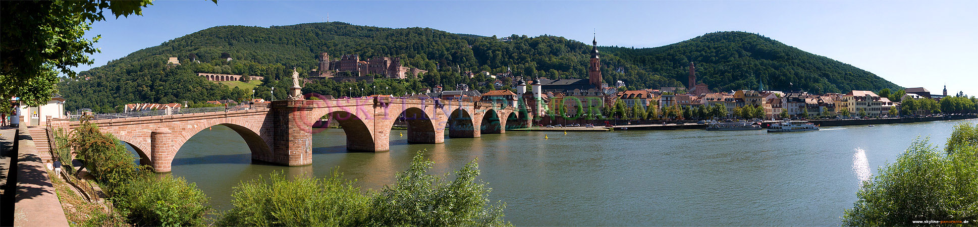 Bilder der Altstadt - Stadtansicht von Heidelberg mit der Alten Brücke (Karl-Theodor-Brücke) am Tag. 