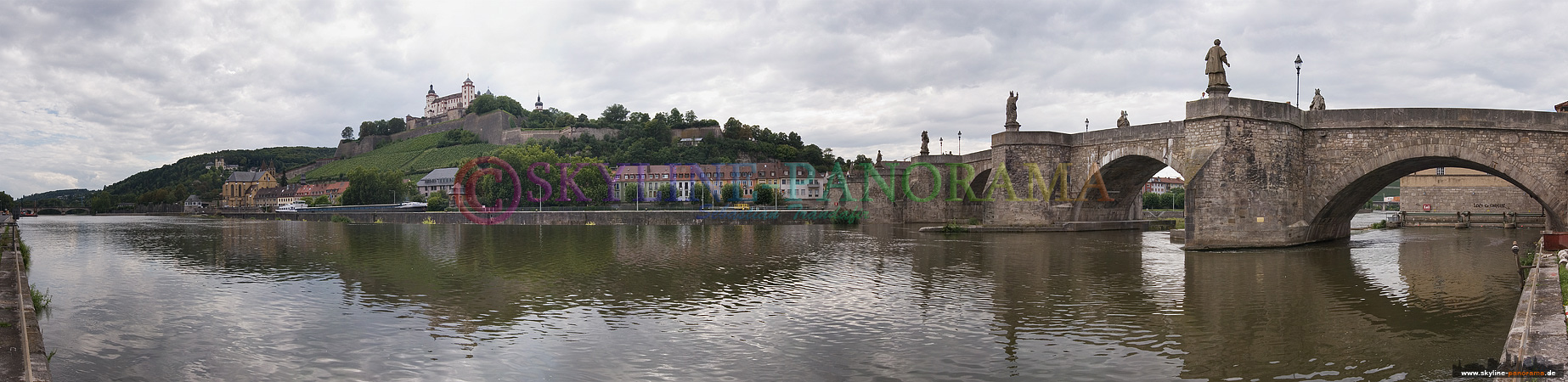 Panorama Bild - Würzburg am Mainufer mit der Marienfestung Würzburg und der Alten Mainbrücke.