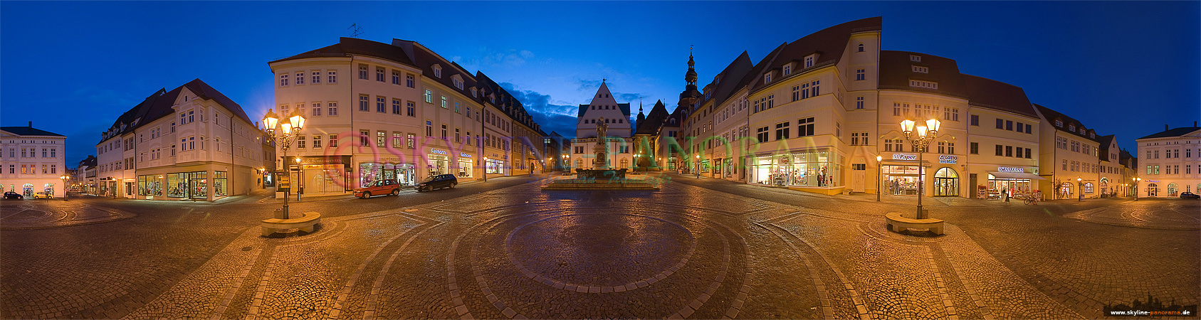 Der Marktplatz in der Lutherstadt Eisleben mit dem Lutherdenkmal als Panorama am Abend fotografiert.