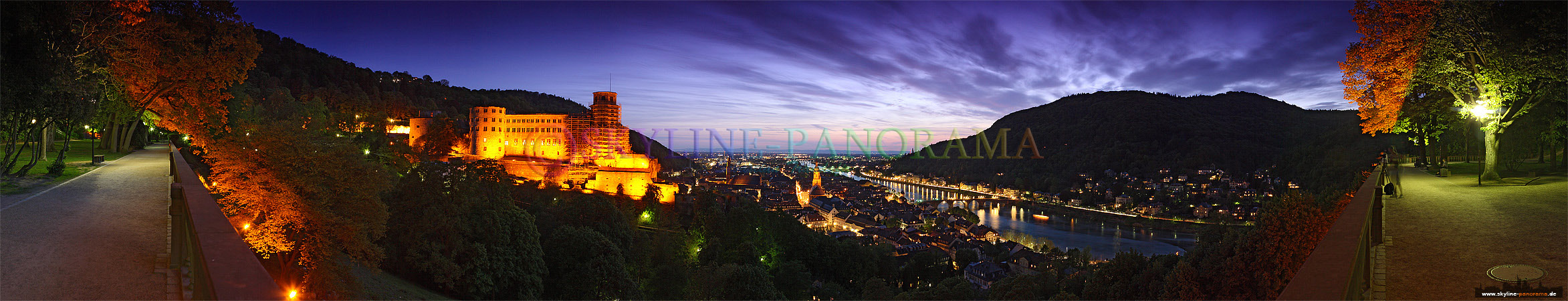 Altstadt mit Schlossblick - Panorama Bild in Richtung Heidelberger Schloss und der Heildelberger Altstadt am Abend aus dem Schlossgarten fotografiert.