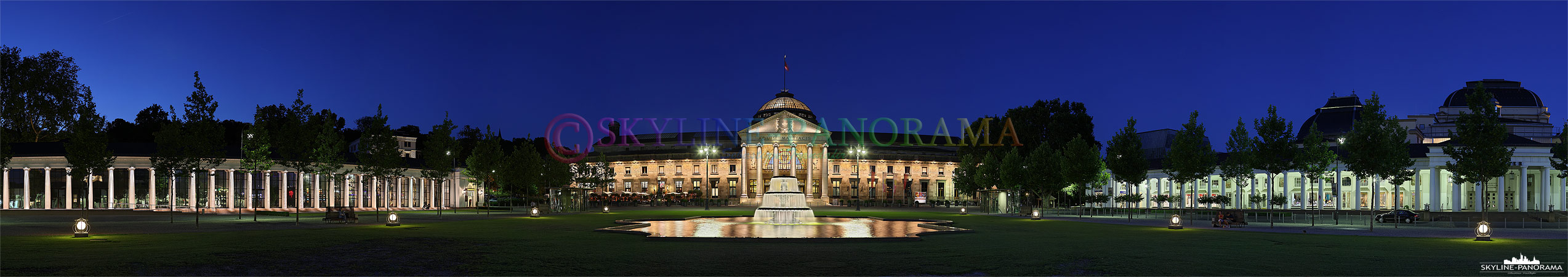 Panoramabild Kurhaus Wiesbaden mit Kurhaus Kolonnaden, Hessischem Staatstheater und Bowling Green.