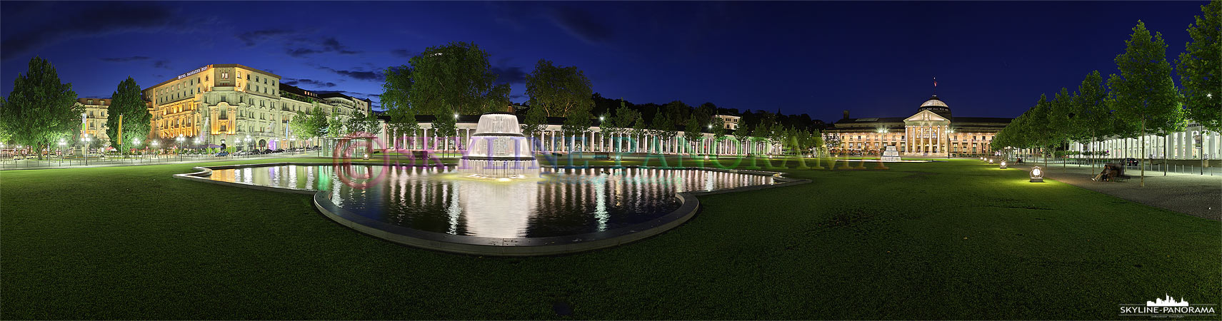 Panorama aus Wiesbaden - Das Kurhaus Wiesbaden mit dem Bowling Green in der Dämmerung.