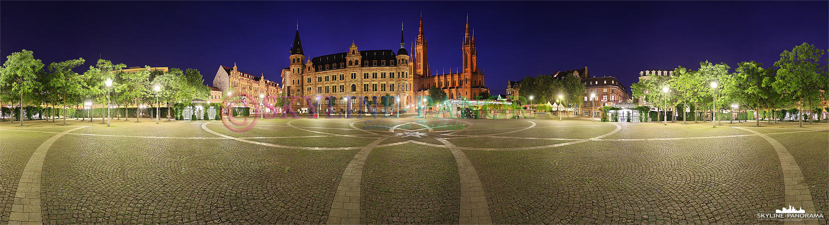 Bilder von Wiesbaden - Der Wiesbadener Marktplatz mit der Marktkirche & dem Rathaus als Panorama zur Blauen Stunde.