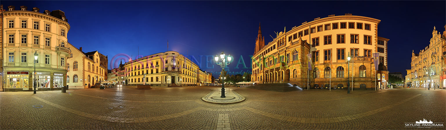 Wiesbaden Panorama - Der Schloßplatz mit dem Hessischem Landtag und dem Rathaus zur Dämmerung als Panorama.