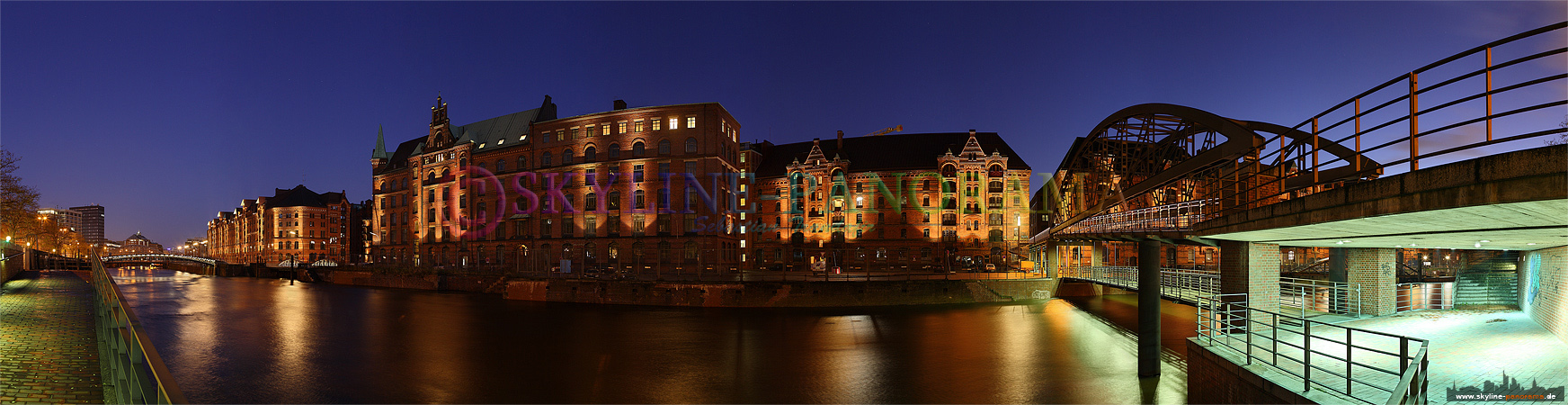 Panorama aus Hamburg - Die Hamburger Speicherstadt zur Blauen Stunde, rechts der Kibbelsteg.