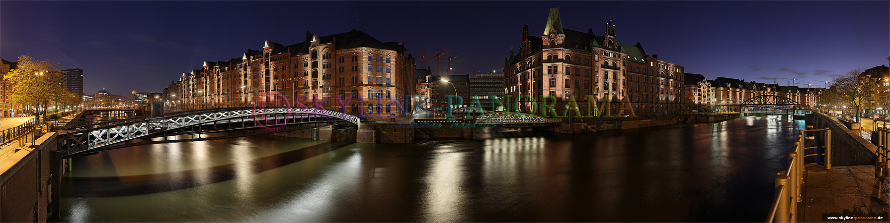 Panorama aus der Hansestadt - Die historische Hamburger Speicherstadt in der Dämmerung zwischen Jungfernbrücke und Kibbelsteg. 