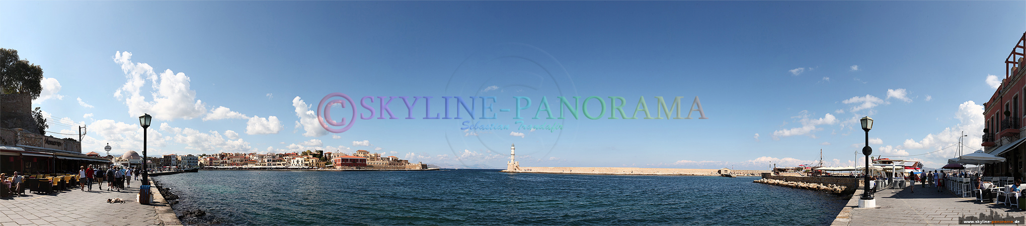 Panorama Kreta - Das Hafenbecken mit dem bekannten Leuchtturm von Chania, im Westen der Insel Kreta.