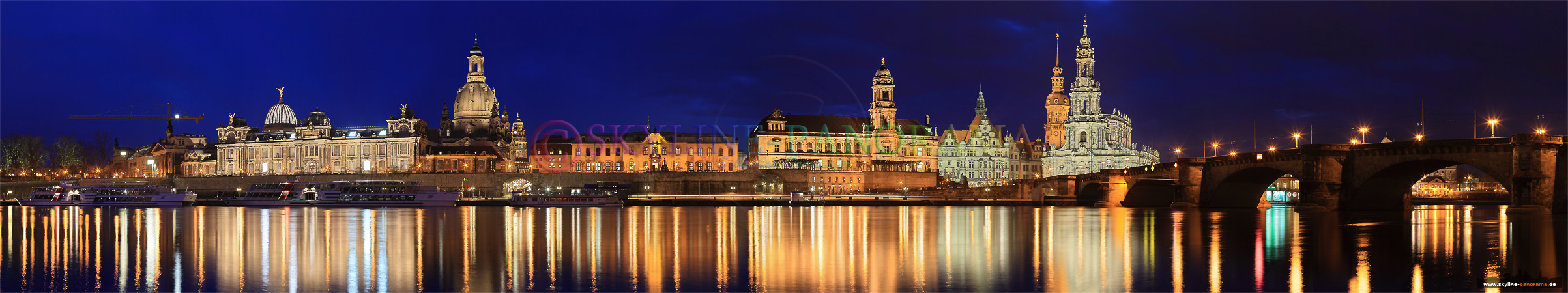 Panoramabild Skyline Dresden vom Elbufer, rechts ein Teil der Augustusbrücke 