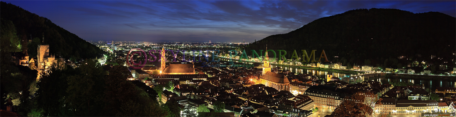 Sehenswürdigkeiten - Die Heidelberger Altstadt als abendlicher Panoramablick von dem Heidelberger Schloss in der Dämmerung aufgenommen.