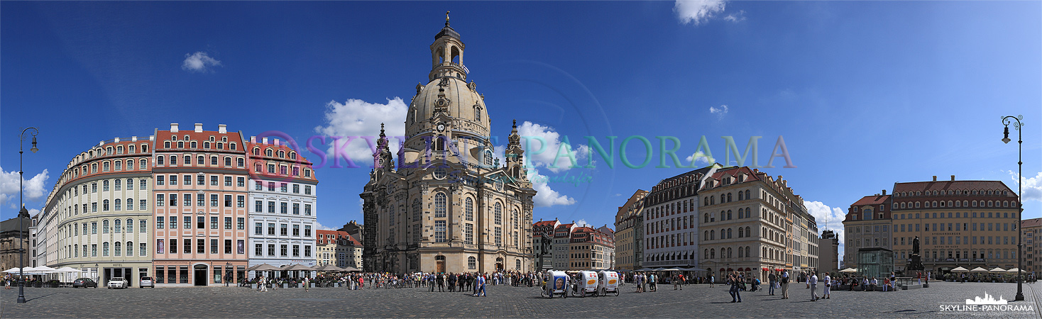 Bilder aus Dresden - Das Dresdner Neumarkt Panorama mit der Frauenkirche am Tag.