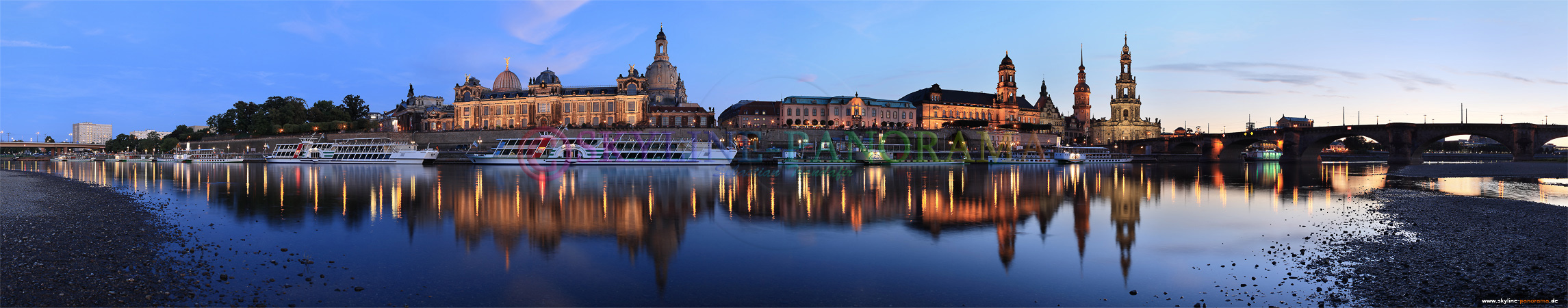 Panoramabild Skyline Dresden mit Frauenkirche Hofkirche und Semperoper vom Elbufer gesehen.