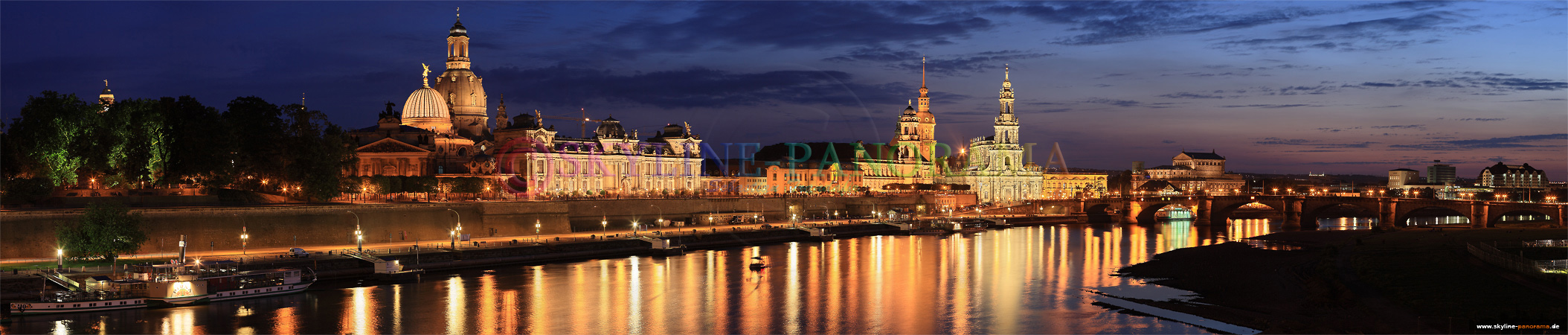 Bilder aus Dresden - Abendliches Panoramabild Skyline Dresden von der Carolabrücke. 