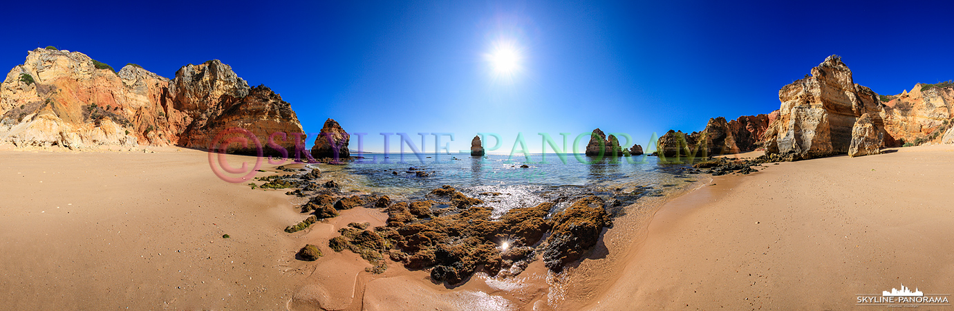 Portugal Bilder Lagos Panorama - Der wunderschön in einer Bucht gelegene Strand Praia de Camilo bei Lagos an der Algarve von Portugal.