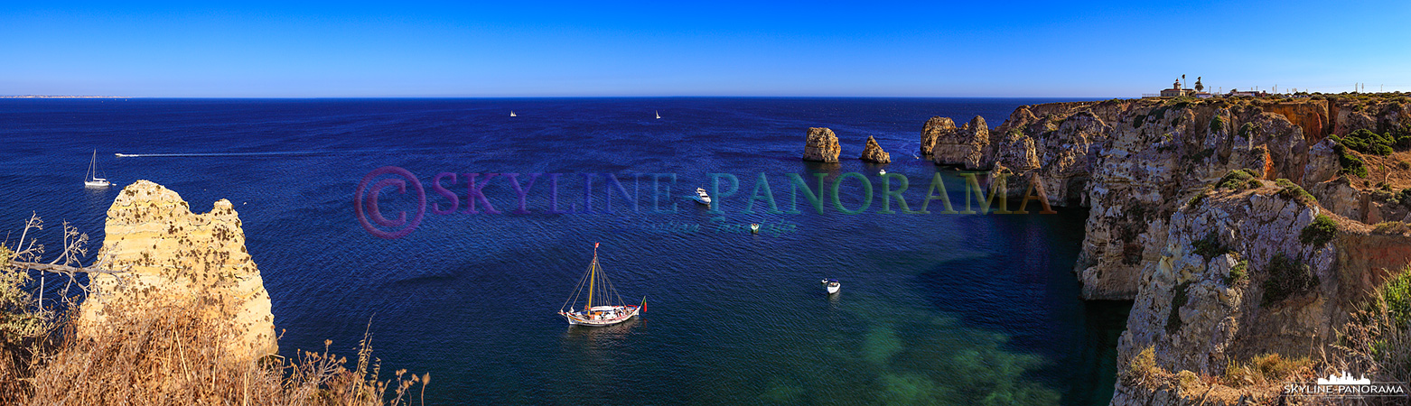 Portugal Bilder Algarve - Panorama der Felsenküste mit dem Leuchtturm an der Ponta da Piedale bei Lagos.