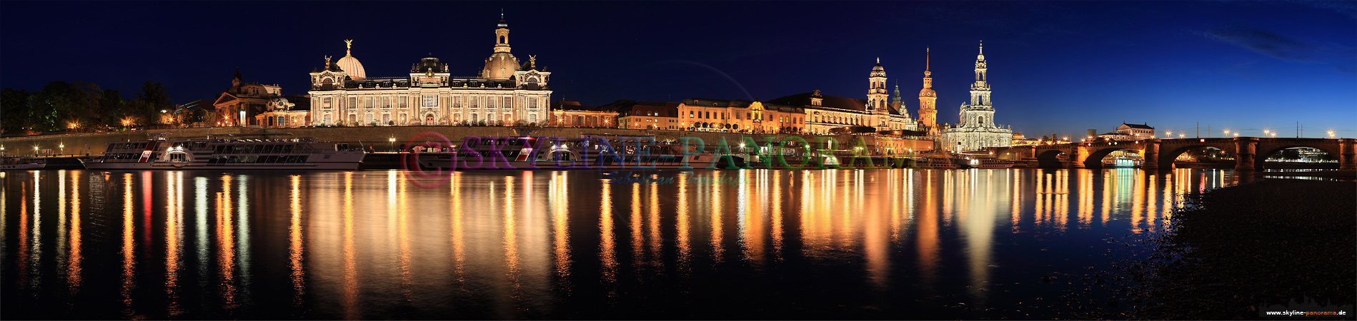 Panorama Dresden - Bild der Dresdner Skyline zur Blauen Stunde vom Elbufer aus gesehen. 