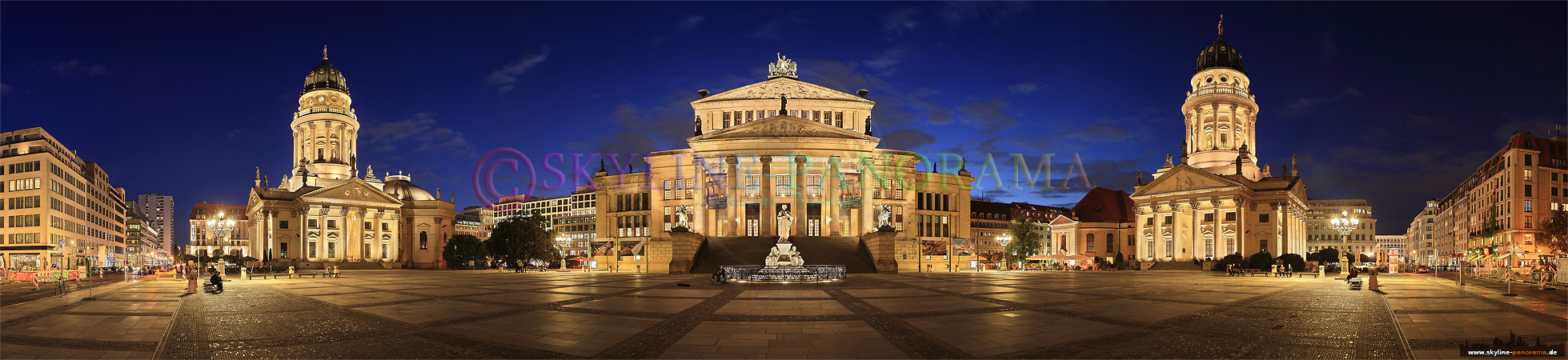 Bilder Berlin - Der Gendarmenmarkt im Bezirk Mitte wird oft als schönster Platz Berlins bezeichnet, hier gezeigt als Panorama zur Dämmerung.