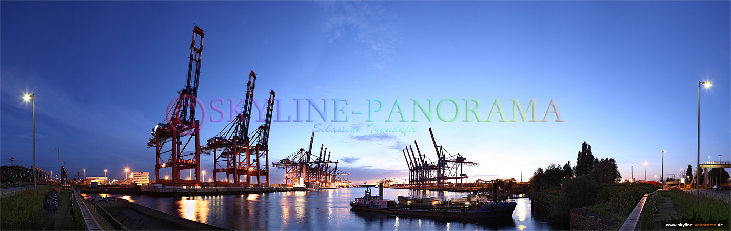 Panorama Bilder Hamburg - Blick in das Eurogate Terminal im Hamburger Hafen, das Bild entstand in der Dämmerung.