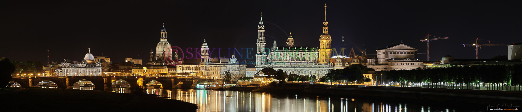 Dresden Skyline - Panorama der nächtlichen Dresdner Altstadt Silhouette von der Marienbrücke gesehen.