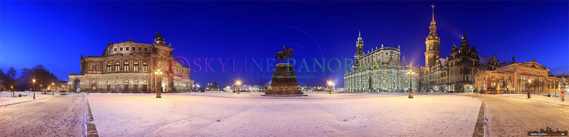 Winterbilder Dresden - Der verschneite Theaterplatz mit der bekannten Semperoper, der Hofkirche, dem Hausmannsturm und dem Reiterstandbild König Johanns. Dieses Panorama entstand zur Dämmerung, in der so genannten Blauen Stunde, bei eisigen Temperaturen. 