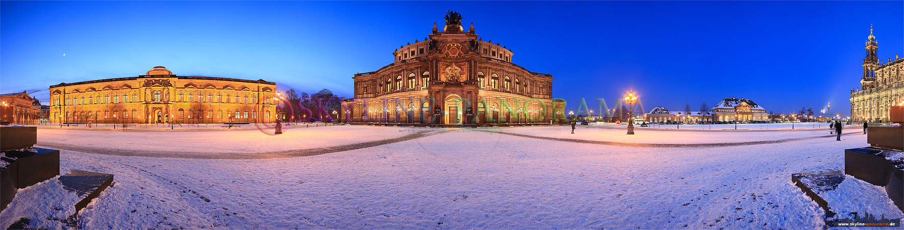 Dresden Semperoper verschneit im Winter - Die Dresdner Semperoper, eines der bekanntesten Sehenswürdigkeiten der Stadt, mit dem verschneiten Theaterplatz in der Dämmerung. 