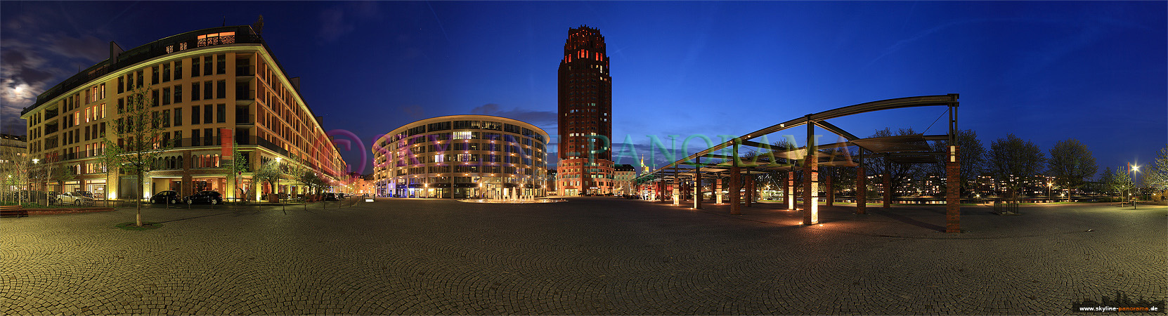 Panorama Frankfurt - Das Frankfurter Main Plaza auf dem Walter von Cronberg Platz in der Nähe des Deutschherrnufers zur Dämmerung.