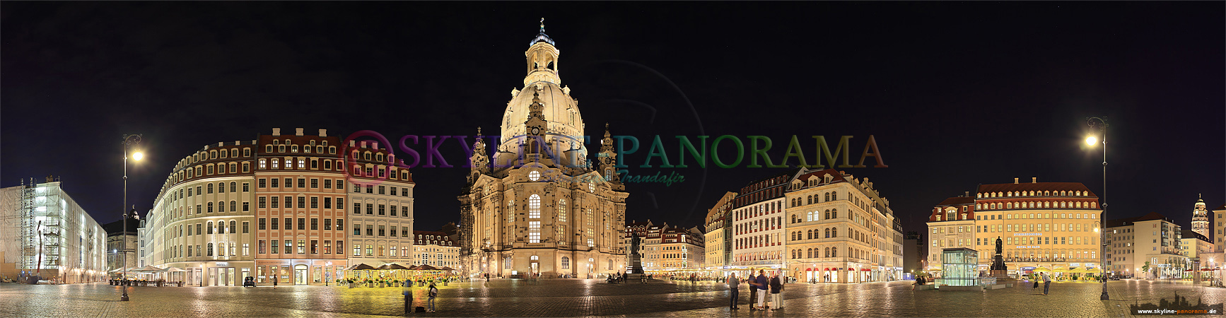 Panorama Dresden - Der Dresdner Neumarkt mit der Frauenkirche in der Nacht.